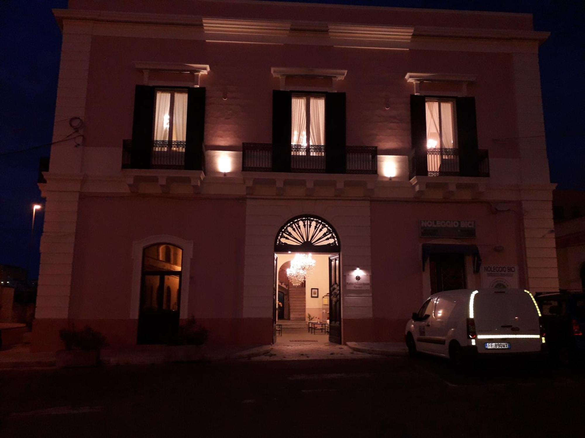 Antico Palazzo Spinola Bed and Breakfast Gallipolli Exteriör bild